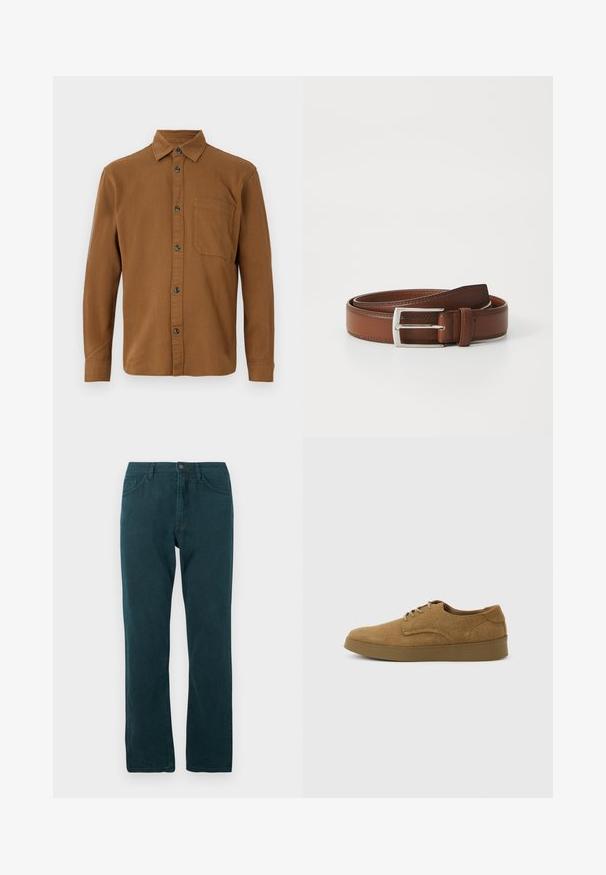 Brun langærmet skjorte lavet af tekstureret stof, med knaplukning foran, en enkelt brystlomme og mørke knapper.; Mørk teal lige jeans med frontknap og lynlås, for- og baglommer, vist fladt på hvid baggrund.; Brun ruskindslærredsko med snørebånd og flad gummisål, set fra siden på en ensfarvet lys baggrund.; Brun læderbælte med en glat overflade, præget af en sølvfarvet metalspænde og diskret syning langs kanterne. Klassisk og holdbart design.