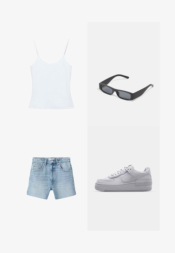 Camisole blanche pour femme avec fines bretelles spaghetti et un design ajusté et sobre.; Shorts en denim bleu clair avec une coupe droite, design à cinq poches, quincaillerie en métal et légère décoloration. Le tissu a une texture lisse.; Basket en cuir lisse gris Nike Air Force 1 avec un bout perforé, une semelle épaisse et un détail 'AIR' en relief sur le talon.; Lunettes de soleil noires rectangulaires avec des verres foncés et des montures en mat épais. Les branches sont légèrement effilées avec une texture lisse.