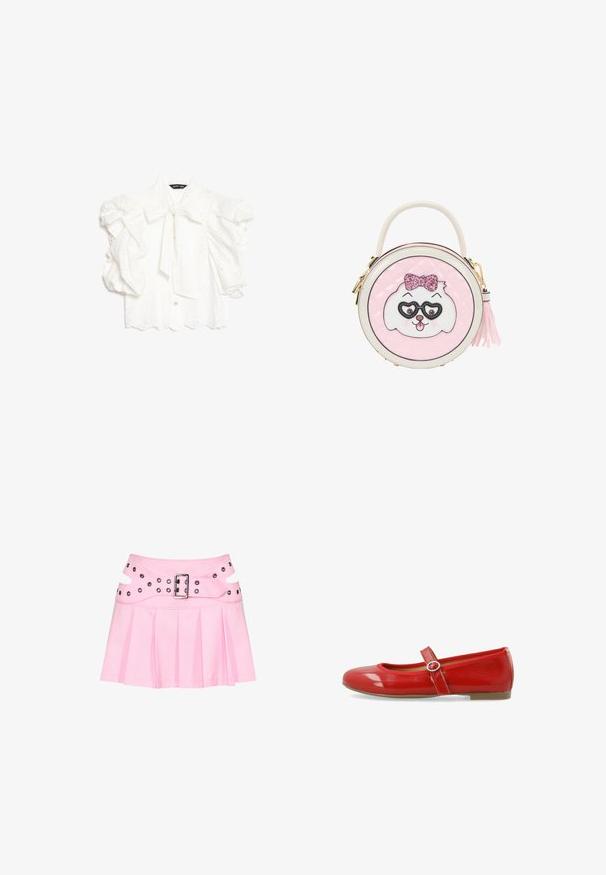 Hvid øjlet bluse med puffede ærmer, bølget kant og bundet sløjfe ved kraven, mærket "sister jane".; Pink plisseret mini nederdel med bred dobbeltlagret linning, sølvspænde og flere nitter til fastgørelse og dekoration.; Røde lakerede flade sko med rund tå, en dekorativ rem med en cirkulær spænde og en glat, blank overflade.; Rund lyserød håndtaske med hvidt og lyserødt hundefjæs med glitrende sløjfe og hjerteformede briller, et topgreb og en sidekvast lynlås træk.