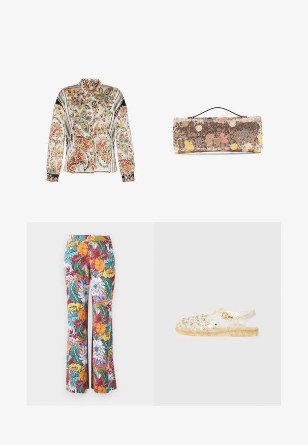 Langærmet skjorte med knapper med farverige paisley- og blomsterprint på hvid baggrund og sorte stribede detaljer.; Slipset bukser med et flerfarvet blomstermønster, der har orange, lilla og teal blomster samt grønne blade på en hvid baggrund.; Glitrende guld sandaler med en gennemsigtig overdel, der har metalnitter, lukket tå, åben hæl og en sikkerhedsrem for en god pasform.; Rektangulær paliettaske med flerfarvede pletter og et lille top håndtag, med et metal Guess-logo foran i midten.