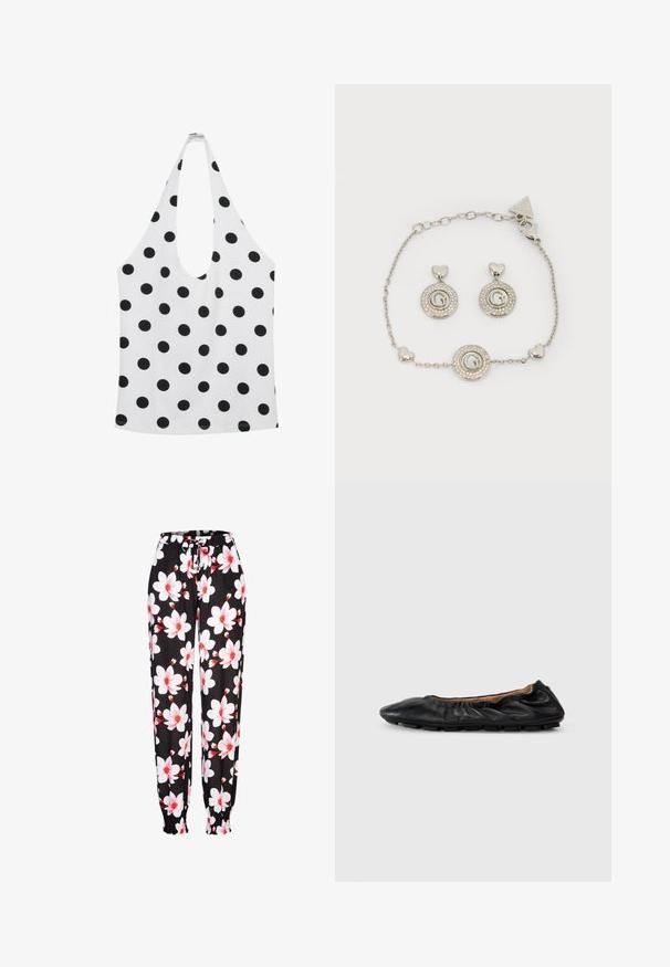 Weißes ärmelloses Neckholder-Top mit schwarzen Punkten und tiefem Rundhalsausschnitt.; Schwarze Stoffhose mit weißem und roten Blumenmuster, elastischem Bund mit Kordelzug und gerafften Bündchen. Leichtes Material.; Schwarze Leder-Ballettschuhe mit gerafften Details am Kragen, runder Spitze und flexiblem Gummisohle. Ganze Oberfläche mit glatter Textur.; Armband in Silberoptik und passende Ohrringe mit Herzakzenten und runden Logos, die mit kleinen Kristallen besetzt sind.