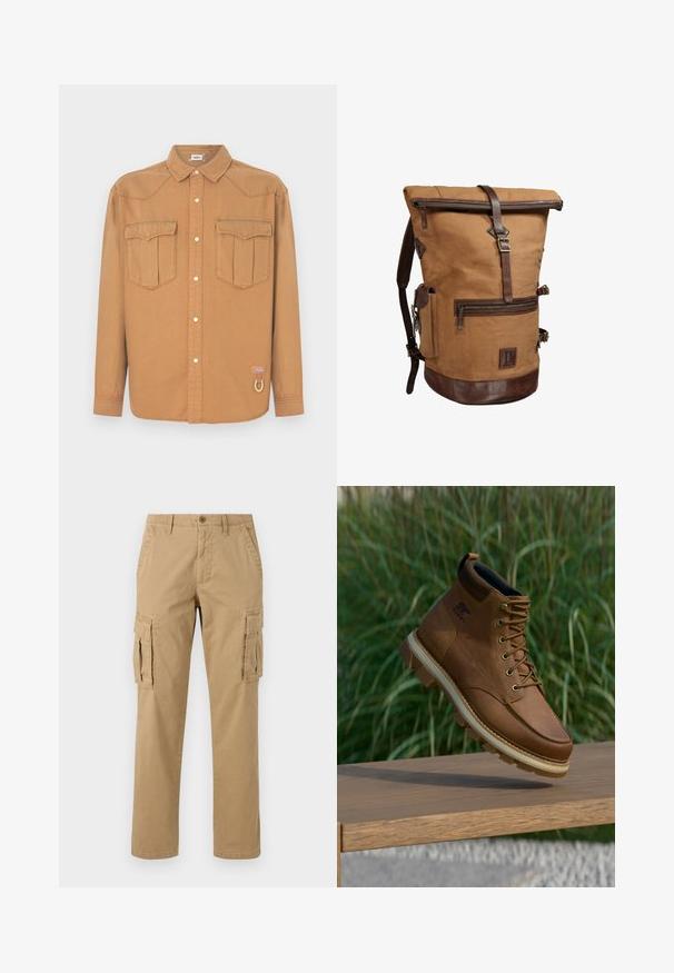 Brun denimskjorte med to brystlommer, spids krave, knaplukning foran og kontrastsyning. Indeholder en logo-patch og en løkke detalje.; Beige cargobukser med to sidelommer, knaplukning, lige ben og et blødt, tekstureret stof.; Brun Sorel vandrestøvle i læder med tyk sål, der svæver over en træoverflade, med grøn græs i baggrunden.; Brun lærred rulle-top rygsæk med læderstropper, frontlynlåslomme, sidelomme og læderbund isoleret på hvid baggrund.