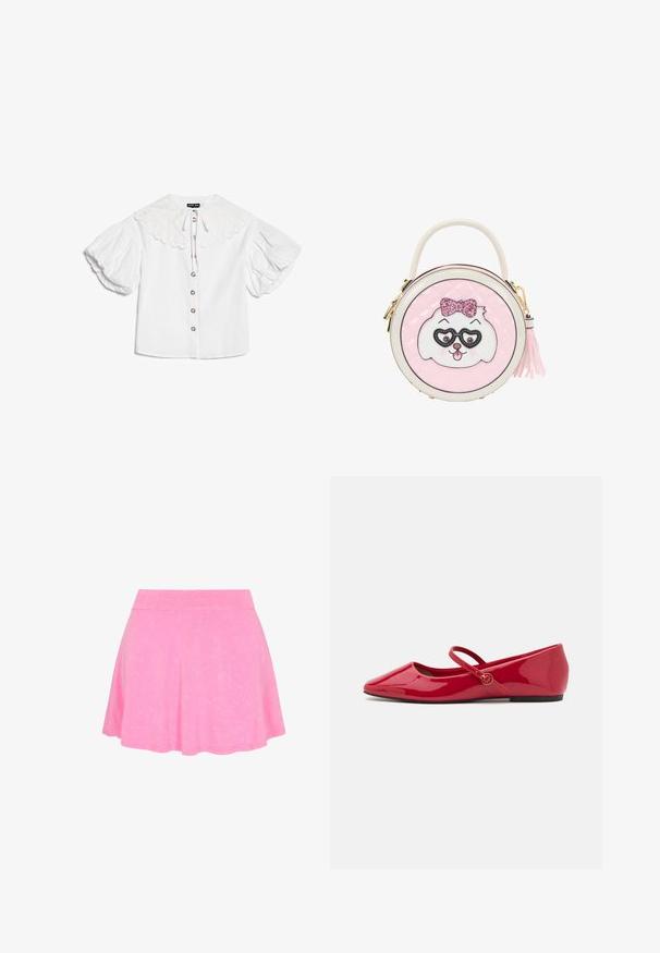 Weiße Bluse mit großem geschwungenem Kragen, goldfarbenen Knöpfen vorne und voluminösen kurzen Puffärmeln.; Rosa ausgestellter Rock mit hoher Taille, glattem Bund und dezentem Muster, präsentiert auf weißem Hintergrund.; Rote Ballerinas aus Lackleder mit spitzer Schuhspitze, Knöchelriemen und kleinem runden Akzent am Riemen. Flache Sohle und glatte Oberfläche.; Runde pinke Handtasche mit einem weißen und pinken Hundegesicht, das eine glitzernde Schleife und herzförmige Brille trägt, einem oberen Griff und einem seitlichen Quasten-Reißverschlusszug.