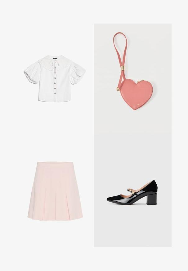 Witte blouse met grote geschulpte kraag, goudkleurige knopen aan de voorkant en volumineuze korte pofmouwen.; Lichtroze geplooide rok met een aansluitende tailleband. Gemaakt van zachte stof, het heeft scherpe plooien en een gladde textuur.; Zwarte lakleren Mary Jane-hakken met een spitse neus, een middelgrote blokhak en een decoratieve gouden gesp op de band.; Roze leren muntportemonnee in hartvorm met polsbandje en gouden rits, gebrandmerkt met kleine gouden tekst "Furla".