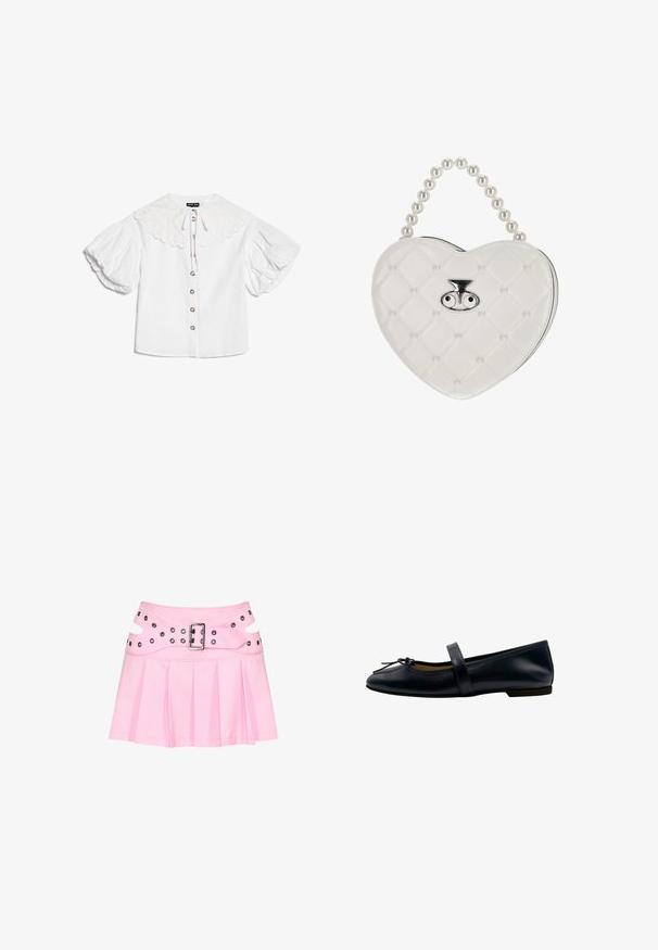 Witte blouse met grote geschulpte kraag, goudkleurige knopen aan de voorkant en volumineuze korte pofmouwen.; Roze geplooide minirok met brede dubbel gelaagde tailleband, zilveren gesp en meerdere oogjes voor bevestiging en decoratie.; Flat ballerina schoen in marineblauwe leer, met een klein strikdetail, een lichte hak en een band over de wreef voor een veilige pasvorm.; Witte, gewatteerde handtas in hartvorm met parelhandgreep en zilveren sluiting met twee oogvormige details.