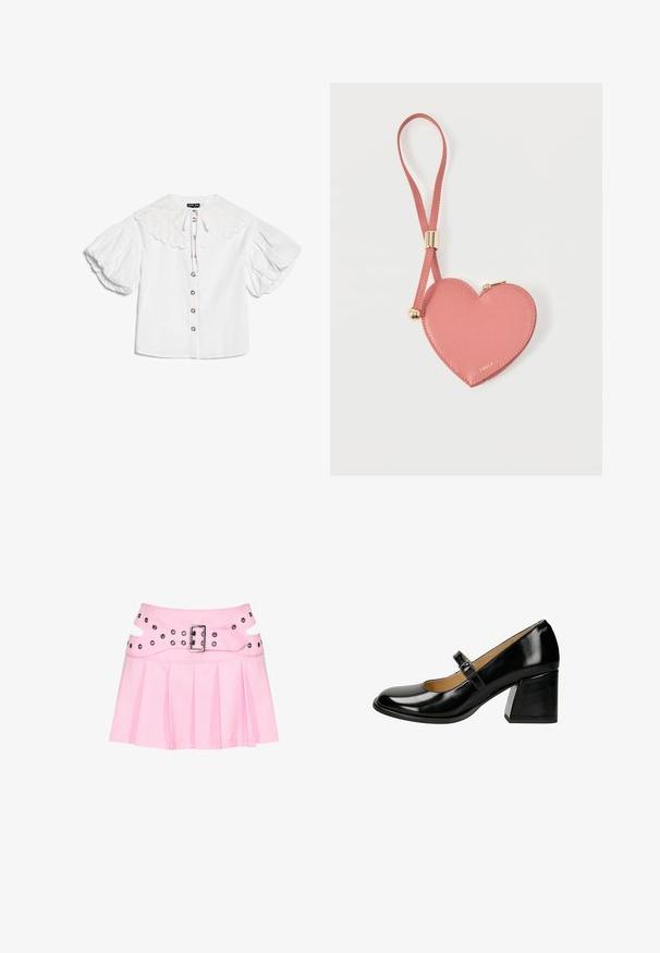 Witte blouse met grote geschulpte kraag, goudkleurige knopen aan de voorkant en volumineuze korte pofmouwen.; Roze geplooide minirok met brede dubbel gelaagde tailleband, zilveren gesp en meerdere oogjes voor bevestiging en decoratie.; Zwarte laklederen Mary Jane-schoen met blokhak en verstelbare gesp, zijaanzicht op witte achtergrond.; Roze leren muntportemonnee in hartvorm met polsbandje en gouden rits, gebrandmerkt met kleine gouden tekst "Furla".