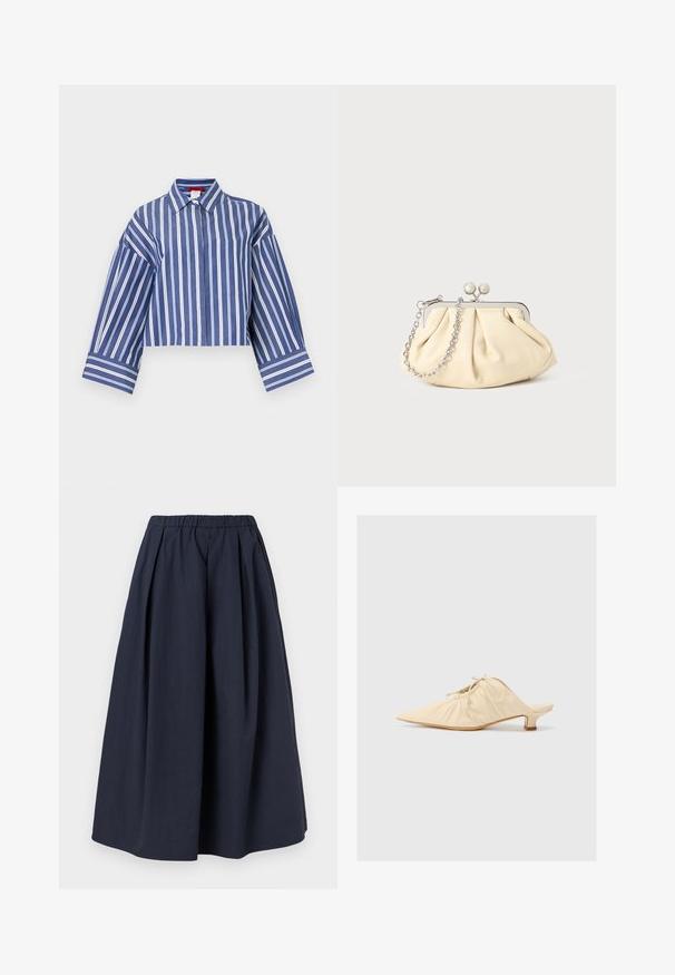Chemise courte rayée verticalement bleu et blanc avec manches longues larges et col pointu sur fond blanc.; Jupe midi bleu marine taille haute avec une ceinture élastique et de subtiles plis, confectionnée dans un tissu léger.; Chaussure en cuir couleur crème à enfiler avec un bout pointu, des détails froncés à l'avant et un petit talon carré.; Pochette en cuir beige plissé avec un cadre en métal argenté, dotée de deux fermoirs ronds décoratifs et d'une chaîne en argent.