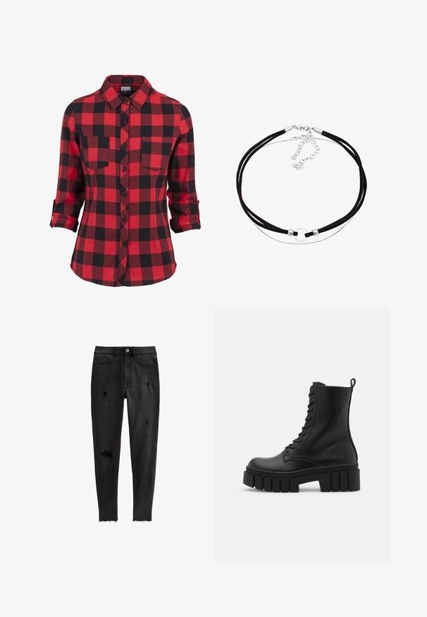 Rot- und schwarzkariertes Flanellhemd, lange Ärmel mit hochgerollten Manschetten, spitzes Kragen, zwei Brusttaschen, durchgehende Knopfleiste, weiche Textur.; Schwarze Skinny-Jeans aus Denim, mit aufgerissenen Akzenten, hohem Bund, fünf Taschen und einem rohen Saum an den Knöcheln.; Schwarze Lederknöchelstiefel mit klobiger, gerippter Sohle, Schnürung vorne und Zuglasche auf glattem weißen Hintergrund.; Elli CHOKER - Halskette - silberfarben
