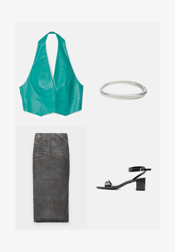 Teal halterneck crop top lavet af glat, skinnende materiale. Har dyb V-udskæring og struktureret trekantet form. Uden lukninger.; Grå denim midi-skjørt med vertikale striber, med høj talje, fem lomme-design og en ren kant.; Sort laklædersandal med blokhæle, åben tå og ankrem med spænde, vist fra siden på hvid baggrund.; Sølv metal armbånd med et glat, rundet design. Har en slank profil og subtil indgravering af mærket "Calvin Klein" indeni.