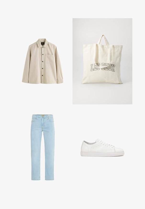 Beiges Langarmhemd mit Knöpfen, Kragen und einer Brusttasche aus robustem Stoff.; Hellblaue Denim-Jeans mit geradem Schnitt, traditionellem Fünf-Taschen-Design sowie einem Messingknopf und Reißverschlussverschluss vorne.; Weiße Ledersneakers mit einer glatten Textur, runder Zehenpartie, Schnürdesign und dezenten Steppnähten auf einer flachen Gummisohle.; Leinene Tragetasche in Off-White, mit kurzen Henkel und dem aufgedruckten Text "LES DEUX" in fetten schwarzen Buchstaben. Strapazfähiges, schlichtes Design.