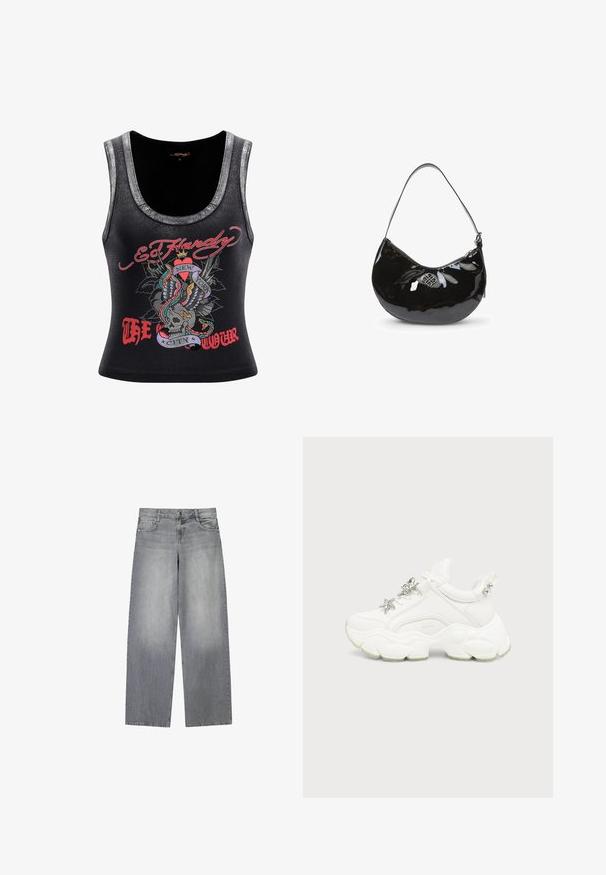 Sort ærmeløs tanktop med en sølv-accentueret udskæring. Har et farverigt grafisk motiv af et kranium med slanger og vinger, teksten lyder "Ed Hardy New York."; Bredde-grå denim jeans med en let falmet finish, der har fem lommer, lukning med knap foran og bæltestropper.; Hvid chunky sneaker med tyk tekstureret sål, sølvstjerne og sommerfugledekorationer på hvide snørebånd og sølvnitter på hælremmen.; Sort patentlæder håndtaske med en buet form, enkelt skulderrem, lynlåslukning og et dekorativt metal logo. Glat tekstur.