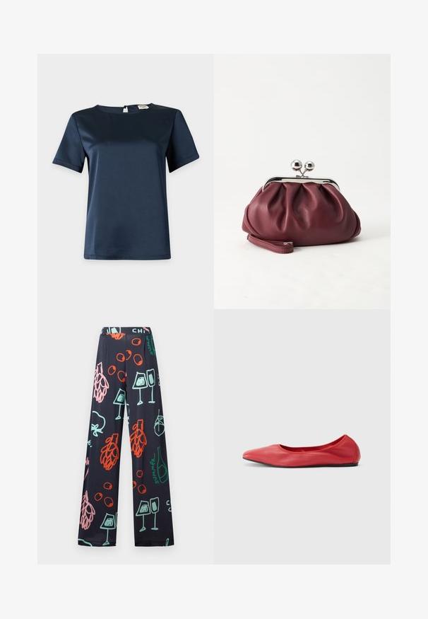 Blouse en satin bleu marine à manches courtes avec encolure ronde et fermeture boutonnée au dos sur fond clair uni.; Pantalon large bleu marine avec des imprimés abstraits colorés de verres à vin, raisins, bouteilles, et le mot « été » en rouge, rose, vert et bleu.; Filippa K REY FLATS - Ballerines - bright red; Petit sac pochette en cuir bordeaux avec fermoir métallique argenté et bracelet sur fond blanc.