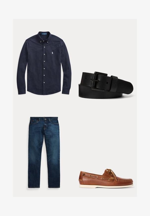 Marineblaues langärmliges Hemd mit weißen Knöpfen und kleinem weiß gesticktem Logo auf der linken Brust.; Dunkelblaue Jeans aus Denim mit leichter Verblassung an Oberschenkeln und Taschen, Knopf- und Reißverschluss sowie Fünf-Taschen-Design, flach auf weißem Hintergrund ausgelegt.; Brauner Leder-Bootsschuh mit weißer Sohle, oben geschnürte Schnürsenkel und Metallösen entlang der Seiten und der vorderen Naht.; Schwarzer Ledergürtel mit schwarzer rechteckiger Schnalle und eingeprägtem Logo an der Gürtelschlaufe, zusammengerollt auf einem schlichten hellen Hintergrund.