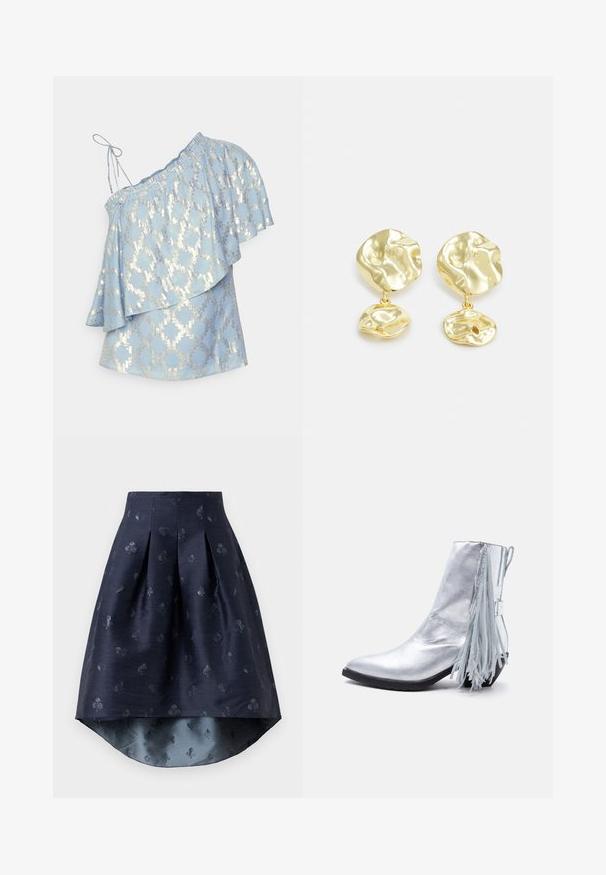 Lyseblå off-shoulder top med et lagdelt flæsedesign og sølv geometriske mønstre. Har justerbare skulderbånd.; Marineblå høj-lav nederdel med plisseringer og et diskret mønster af kortsymboler i en let skinnende stof.; Skinnende sølvfarvet ankelstøvle med lav hæl og lange frynser, der hænger ned fra bagsiden.; Guldtonede dråbeøreringe med et abstrakt, struktureret design, der har to uregelmæssigt formede elementer, hvoraf det ene er større ovenfor og det andet mindre nedenfor.