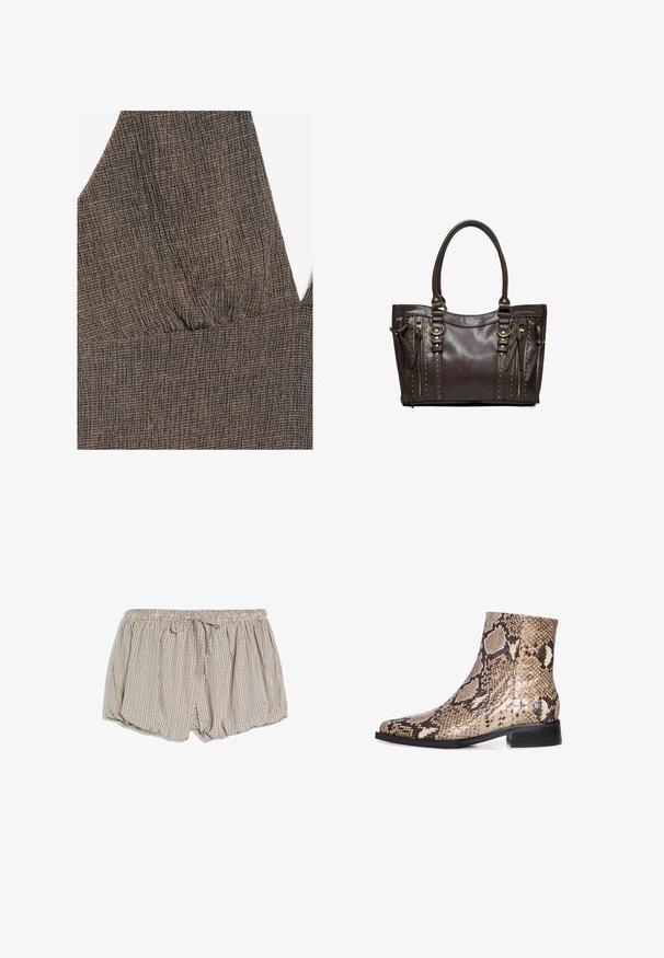 Nahaufnahme eines braunen Stoffes mit einem strukturierten Karomuster und einem V-Ausschnitt mit dezenten Raffungen im Brustbereich.; Locker sitzende beige Shorts mit kleinem Karomuster, elastischem Bund und gebundenem Kordelzug vor weißem Hintergrund.; Schlangenleder-Ankle-Boot mit spitz zulaufender Zehenpartie, glänzender Oberfläche, neutralen Beige- und Brauntönen, niedrigem schwarzen Absatz und strukturiertem Muster.; Dunkelbraune Lederhandtasche mit zwei Griffen, vertikalen Reißverschlusstaschen und dekorativen goldfarbenen Nieten auf einfarbigem Hintergrund.