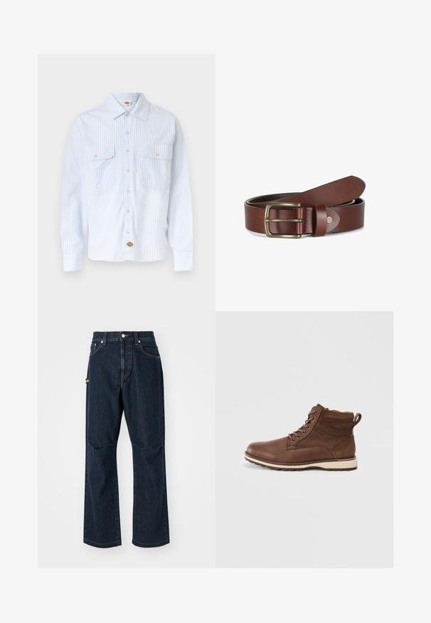 Hvid skjorte med tynde blå lodrette striber, to forreste brystlommer med knapper og en lille logopatch ved bundkanten.; Mørkeblå denim jeans med lige ben, frontlommer og en sidelomme. Har stiklinger i kontrastfarve og en knap i taljen.; Brune læder ankelstøvler med suede-detaljer, rund tå, snørebånd foran og træksløjfe. Textureret finish med en kontrastfuld lys sål.; Brunt læderbælte rullet sammen med et rektangulært messing spænde og et syet bælteloop på hvid baggrund.