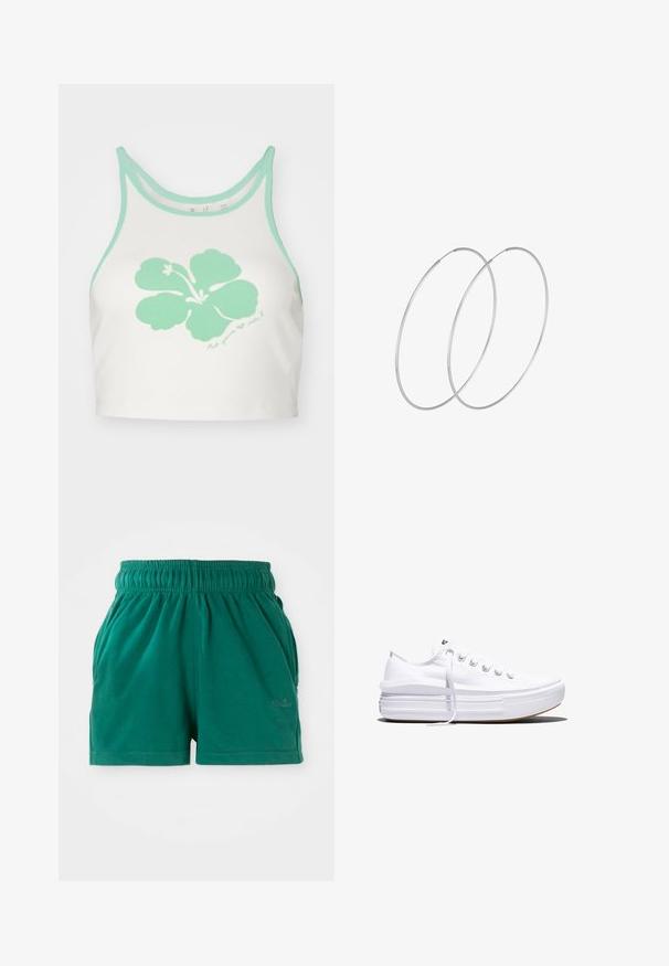 Hvid crop top med mintgrøn trim og et stort mintgrønt hibiscusblomstgrafik på forsiden, med en håndskrevet tekstdetalje nedenunder.; Grønne elastiske casual shorts med sidelommer og en diskret logo på højre ben.; Hvid lavt snørestøvle med tyk plateau-sål, snørelukning foran og gummiforstærket tåkap, set i sideprofil.; Sølvøreringe med et minimalistisk design. Cirkulær form, glat tekstur og tynd profil. Letvægtige med en poleret overflade.