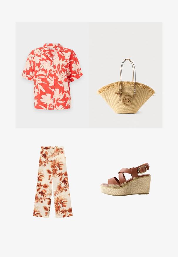 Kortærmet skjorte med knapper, rødt fundament og stort hvidt blomsterprint, med krave og knapper foran.; Vide benbukser i et let materiale, der har en off-white bund med store rustfarvede bladmønstre og en glat tekstur.; Brun læder kile sandal med krydsede stropper, guldbælte og vævet beige platformsål.; Stor vævet stråtaske med lysebrune læderhåndtag, frynset topkant og rund MK-logo-charme, der hænger foran.