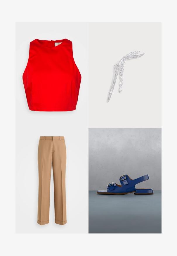 Sara Battaglia CROP - Μπλούζα - aperol; Μπέζ κομμένα παντελόνια με ίσια γραμμή, φτιαγμένα από μαλακό ύφασμα, με πιέτα μπροστά και αναδιπλωμένα μπατζάκια στο τελείωμα.; Λαμπερό μπλε σανδάλι με δύο αγκράφες, λουρί τύπου slingback, αιωρούμενο πάνω από ξύλινη πλακάκια επιφάνεια με φόντο πράσινο φυτό και πέτρες.; Ασημένιο διακοσμητικό σκουλαρίκι αυτιού με δύο κυρτές σειρές από διαυγή, πολυεδρικά πολύτιμα πετράδια σε λεπτές, επιμηκυμένες μορφές.
