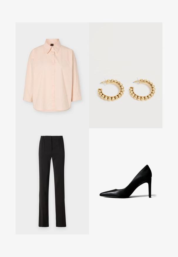 Chemise boutonnée rose clair à manches longues, col pointu, avec une étiquette noire portant l'inscription "BOSS" en orange à l'intérieur du col.; Pantalon noir sur mesure avec une coupe droite, deux plis à l'avant et une texture de tissu lisse. Pas de poches ni de matériel visible.; Chaussure à talon haut en cuir noir à bout pointu avec un talon aigu fin sur fond blanc.; Paire de boucles d’oreilles créoles dorées avec des détails de perles arrondies le long du bord extérieur sur un fond clair.