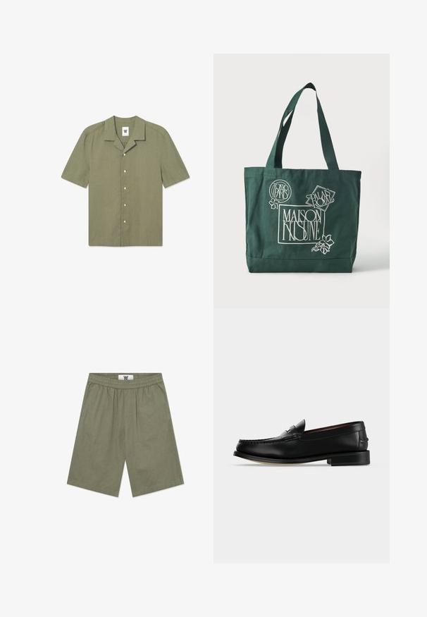 Chemise à manches courtes de couleur olive, en lin, avec un col, une fermeture à boutons et un petit logo sur la poitrine gauche.; Shorts vert olive en tissu léger. Dotés d'une taille élastique et d'une coupe ample, avec une texture lisse et sans poches visibles.; Mocassin homme en cuir noir avec un petit talon et une couture de style mocassin sur l'avant, vu de côté sur un fond uni.; Sac fourre-tout vert foncé avec des poignées larges présentant un texte graphique blanc : « Maison Kitsuné », « Tokyo Paris » et « Palais Royal » avec des accents floraux.