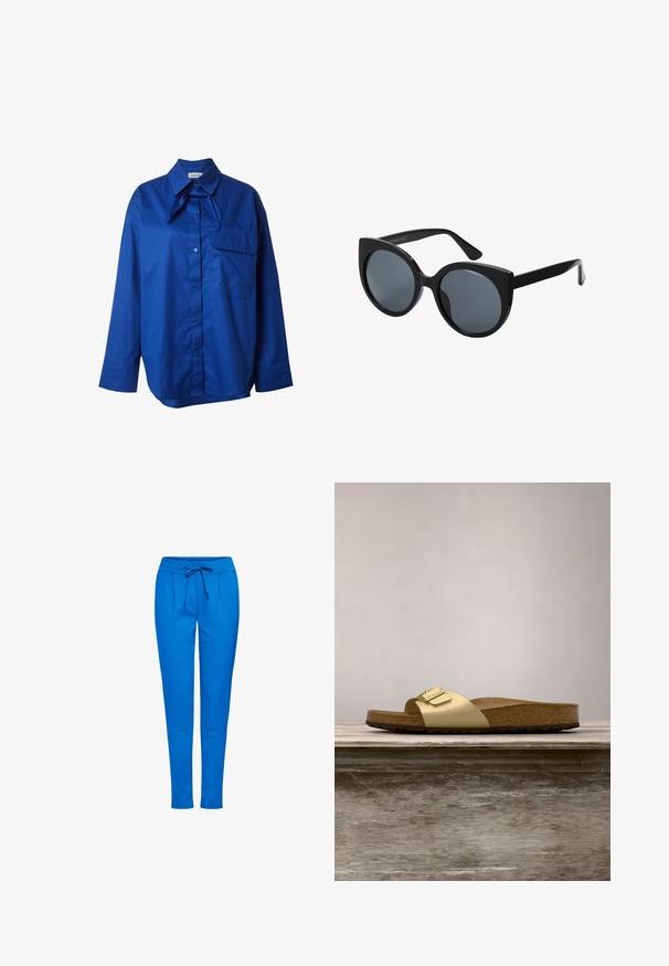 Blauwe blouse met lange mouwen van gladde, lichtgewicht stof, voorzien van een vlinderdas kraag, knoopsluiting en een enkele borstzak.; Blauwe joggers gemaakt van een zachte stof, met een elastische tailleband met een trekkoord, twee voorzakken en een taps toelopend ontwerp.; Gouden synthetische slipper met een enkele band en een gespaccent, met een bruine kurken voetbed en een gestructureerde rubberen zool.; Zwarte oversized zonnebril met een kattenoogvorm, donkere getinte lenzen en een glanzend plastic montuur. Beschikt over dikke tempels voor extra ondersteuning.