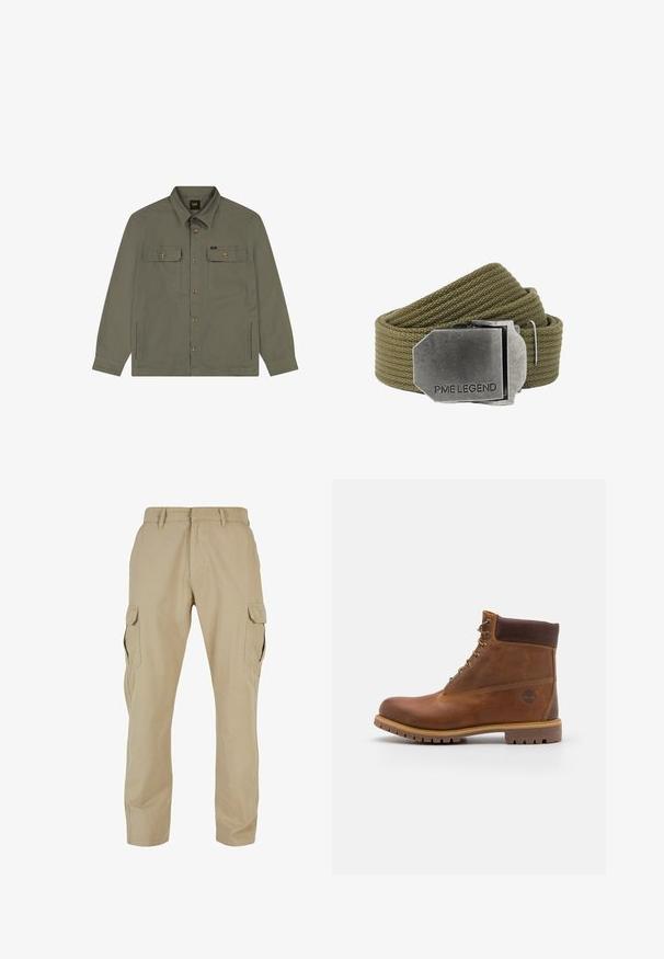 Olivgrüne Hemdjacke mit durchgehender Knopfleiste, zwei Brustklappentaschen, zwei Seitentaschen, langen Ärmeln und Kragen.; Beige Cargo-Hosen aus Baumwolltwill mit mehreren Seitentaschen, geradem Bein Design und einem Reißverschluss mit Gürtelschlaufen.; Braune Lederwanderschuhe mit glatter Oberfläche, gepolstertem Knöchel, Metallösen und einer Gummisohle mit robustem Profil.; Olivgrüner gewebter Stoffgürtel mit einer großen rechteckigen gebürsteten Metallschnalle, auf der "PME LEGEND" eingraviert ist.
