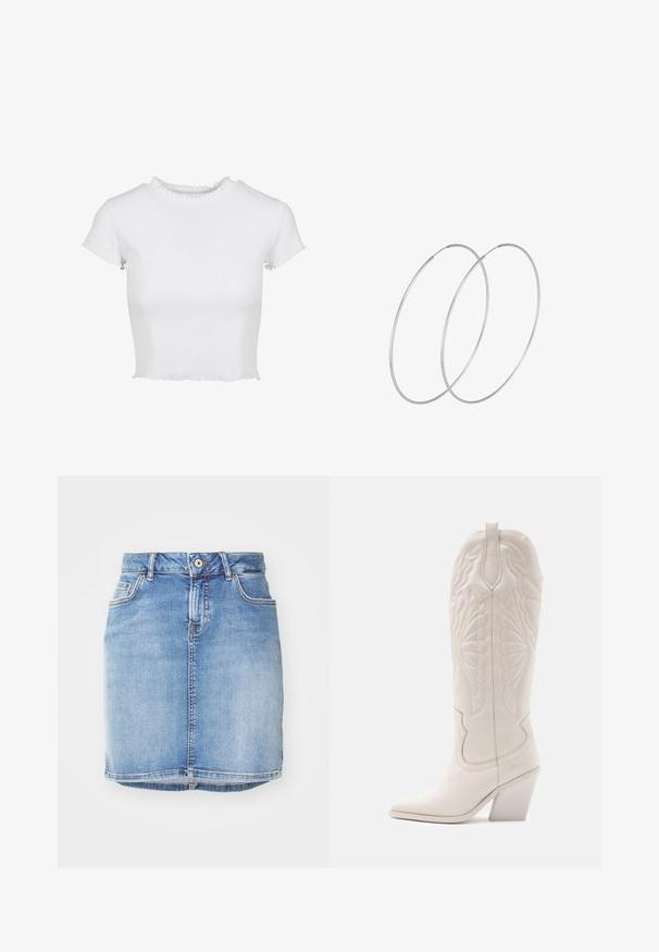 Hvid, kort t-shirt lavet af ribbet stof. Har korte ærmer med flagrende kanter og en rund halsudskæring med en flæse-detalje.; Lyseblå denimnederdel med et tætsiddende design, fem lommer og synlige sømme. Har en frontknaplukning og detaljer med frynser i kanten.; Hvide læder cowboystøvler med spidse tæer og blokhæle. Har intrikate syninger på skaftet og en glat tekstur.; Sølvøreringe med et minimalistisk design. Cirkulær form, glat tekstur og tynd profil. Letvægtige med en poleret overflade.