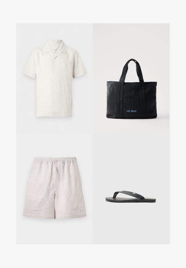 Kortærmet, hvid linnedskjorte med knapper, klassisk krave og diskret logo på brystet, vist på ensfarvet baggrund.; Lyst beige linnedshorts med elastisk talje og snøre, knælange, lagt fladt på hvid baggrund.; Sort flip-flop med teksturerede stropper, flad sål og tandet kant. Fremstillet af gummi med en glat finish og minimalistisk design.; Sort lærredstaske med to håndtag, forlomma og "LES DEUX" broderet i blåt på forlommen.