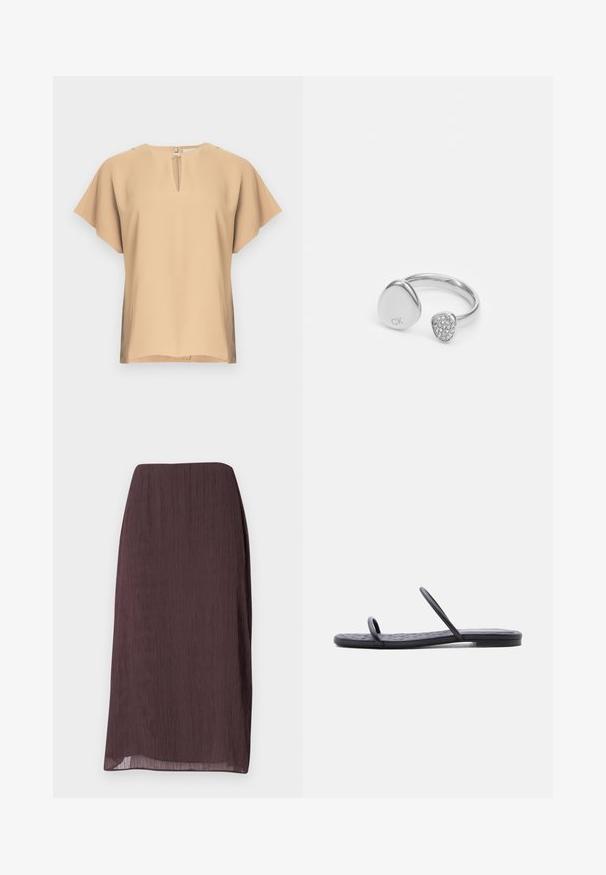 Beige pusero, jossa on avainreikäkaula-aukko ja lyhyet, leveät hihat. Sileä kangas, rento istuvuus ja suora helma. Minimalistinen design.; Tummanruskea, polven mittainen hame, joka on valmistettu kevyestä, rypistyneestä kankaasta. Hameessa on suora leikkaus, hienovarainen kiilto ja näkyvää metalliosia ei ole.; Musta litteä sandaali, jossa ohut tikattu pohja ja kaksi kapeaa hihnaa varpaiden ja jalkapöydän keskiosan yli, esitetty sivuprofiilissa valkoisella taustalla.; Hopealuinen sormus epätasaisella nauhalla; toisessa päässä on sileä, kaiverrettu "CK"-pinta, kun taas toisessa päässä on joukko kirkkaita kiviä.