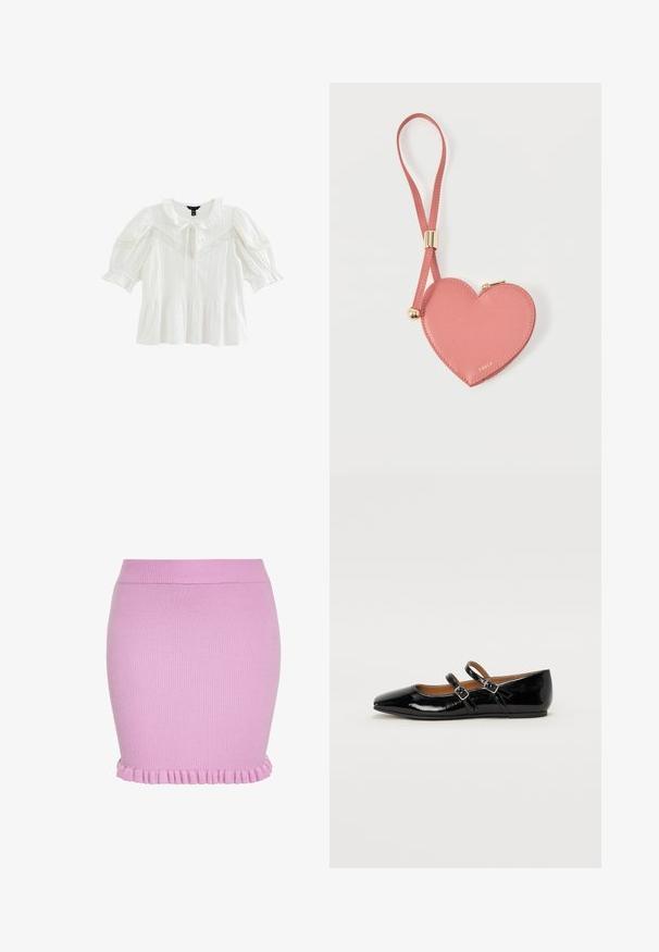 Blouse blanche à manches courtes avec col volanté, détail en dentelle sur la poitrine et les manches, encolure en trou de serrure avec lien, et ourlet à basque.; Mini-jupe rose en tricot avec texture côtelée et détail de volants à l'ourlet, style ajusté avec taille élastique.; Ballerine plate en cuir verni noir avec un bout pointu, deux brides ajustables avec boucles, et une semelle plate. Texture lisse avec une finition brillante.; Pochette à pièces en cuir rose en forme de cœur avec sangle de poignet et fermeture éclair dorée, marquée d’un petit texte doré "Furla".