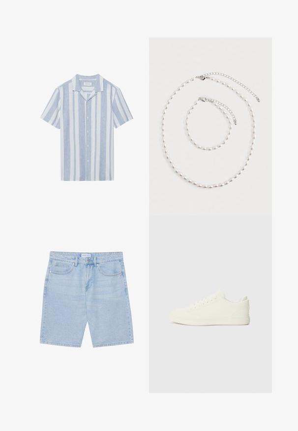 Kurzarm-Hemd mit Knopfleiste in hellblau und weißen Streifen, ausgestattet mit einem Camp-Kragen und einem strukturierten, atmungsaktiven Stoff.; Helleblaue Denim-Shorts mit geradem Schnitt, ausgestattet mit Eingrifftaschen, Knopfverschluss und einem ausgewaschenen Finish. Klassisches Fünf-Taschen-Design.; Weiße Sneaker mit einer glatten Oberflächenstruktur, runder Zehenpartie und traditioneller Schnürung, im minimalistischen Design und mit Gummisohle.; Perlenkette und passendes Armband mit Silberkettenverschlüssen auf einem weißen Hintergrund arrangiert.