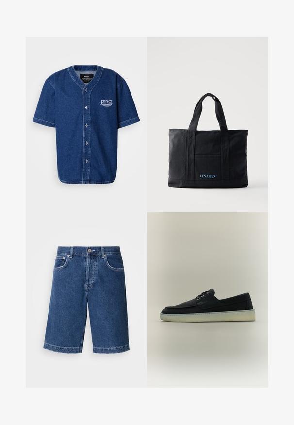 Kurzärmliges, knöpfbares Hemd aus dunkelblauem Denim mit klassischem Kragen und weißem gesticktem Logo auf der linken Brust.; Jeansshorts in Dunkelblau, mit geradem Schnitt, zwei vorderen Taschen und einer klassischen Knopfleiste. Genähter Saum mit leichter Ausbleichung.; Schwarzer Freizeitschuh aus Leder in Boot-Schuh-Stil mit weißer Gummisohle und Schnürsenkeln, seitlich auf neutralem Hintergrund dargestellt.; Schwarze Canvas-Tragetasche mit zwei Henkeln, Fronttasche und „LES DEUX“ in Blau auf der Fronttasche bestickt.