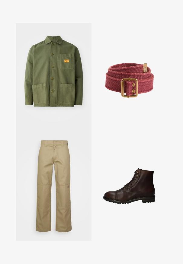 Veste verte olive en coton épais, avec un col pointu, des boutons à l'avant et deux grandes poches plaquées. Comprend un petit patch avec un logo.; Pantalons larges beige en tissu mélange de coton. Comprend des renforts au niveau des genoux et un petit logo sur la cuisse.; Bottines montantes en cuir brun foncé à lacets, avec une semelle en caoutchouc robuste et des œillets en métal, vues du côté extérieur.; Ceinture en tissu rouge roulée avec une boucle carrée en métal doré et une petite étiquette dorée estampillée de "Levi's" sur fond blanc.