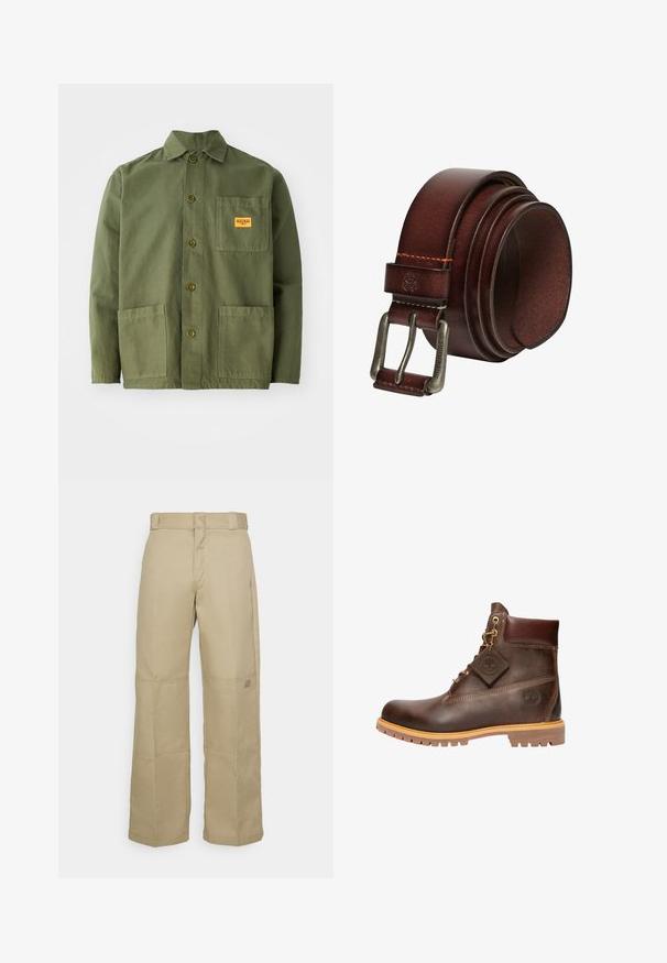 Veste verte olive en coton épais, avec un col pointu, des boutons à l'avant et deux grandes poches plaquées. Comprend un petit patch avec un logo.; Pantalons larges beiges en tissu résistant, dotés d'une taille haute, de coutures visibles et d'un petit logo sur le côté.; Bottine en cuir marron avec un bout rond, une semelle robuste, des éléments en doré et un dessus texturé. Comprend une étiquette de logo attachée.; Ceinture en cuir brun foncé roulée avec boucle à ardillon en métal gravée "SUPERDRY" et coutures visibles près de la boucle.