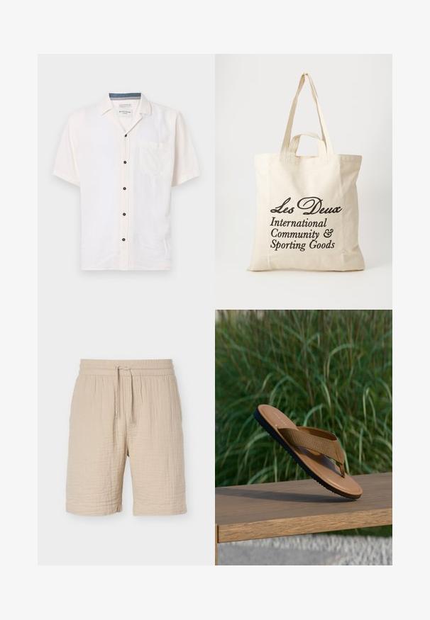 Korte mouwen shirt gemaakt van lichte stof, in off-white, met een borstzak en zwarte knopen langs de voorknoping.; Beige shorts van katoenmix met elastische tailleband, verstelbaar trekkoord, gestructureerde stof en een zoom tot op de knielengte.; Bruine teenslipper met een textuurriem en zwarte zool, balancerend op de rand van een houten bank, met groene planten vaag zichtbaar op de achtergrond.; Beige katoenen tote bag met twee stevige handvatten. Beschikt over zwarte bedrukte tekst: "Les Deux International Community & Sporting Goods."