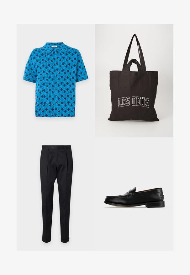 Korte mouw shirt van blauwe stof met een geometrisch patroon van met elkaar verweven lijnen, met een kraag en een knoopsluiting aan de voorkant.; Zwarte broek gemaakt van een gladde stof, met een plooi aan de voorkant, een knopen sluiting en opgerolde manchetten bij de enkels.; Zwarte leren herenloafer met een lage hak en mocassinstiksels op de teen, zijaanzicht op een effen achtergrond.; Zwarte canvas draagtas met twee sterke handvatten, featuring witte tekst "LES DEUX" aan de voorkant, gladde textuur, rechthoekige vorm.
