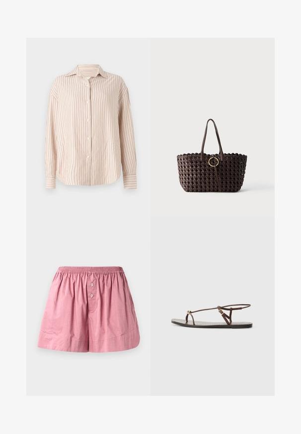 Stribet skjorte i off-white med tynde lodrette røde striber. Har en spread krave og lange ærmer med manchetter.; Lyserøde bomulds-soveshorts med elastisk talje, to frontknapper og en løs pasform. Stoffet er glat med en let krøllet tekstur.; Brun lædersandal med tynde remme, en gylden cirkulær detalje og en flad sål. Minimalistisk design med en justerbar spændedetalje.; Mørkebrun flettet tote taske med to håndtag og en gylden cirkulær spænde detalje i midten mod en ensfarvet baggrund.