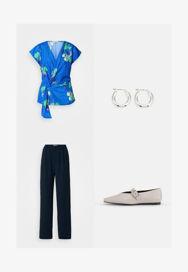Haut enroulé floral bleu à manches courtes, avec des motifs de fleurs vertes et roses, un décolleté en V profond et un détail de taille nouée. Texture du tissu douce.; Good American LUXE SUITING COLUMN TROUSER - Pantalon classique - new navy; Chaussure plate en cuir beige avec un bout pointu, un accent de boucle sur le côté et une semelle noire basse. Texture lisse et design minimaliste.; Boucles d'oreilles en argent avec une finition polie, présentant une forme circulaire et une fermeture à charnière. Texture lisse avec un minimum de détails.