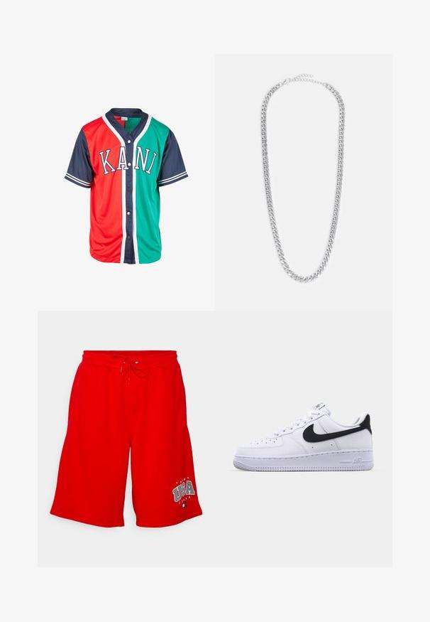 Kortærmet skjorte i jerseystof med røde, grønne og marineblå paneler, hvid kant og bogstaverne "KANI" tværs over brystet.; Røde strikkede shorts med elastisk talje og snor. Med "TOMMY USA" logo i hvidt på venstre ben. Afslappet, løstsiddende design.; Hvide lædersneakers med en struktureret sort Swoosh, flade snørebånd og en gummisål med et rillemønster. "AIR" er præget på hælen.; Sølv metal kædehalssmykke med sammenflettede led, en glat overflade og en justerbar lukning til tilpasning af længden.