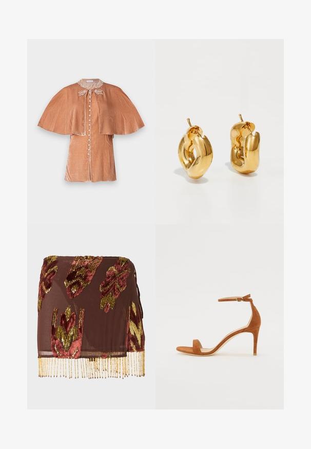 Rabanne Blusa - pink; Tela marrón transparente con terciopelo rojo y patrones florales de lentejuelas doradas, con flecos dorados con cuentas a lo largo del borde inferior.; Sandal de tacón alto de ante marrón con una delgada correa en el tobillo y una hebilla dorada, puntera abierta y un diseño elegante y minimalista.; Pendientes de aro grueso en oro con un diseño tubular ligeramente retorcido y cierre de presión, sobre un fondo blanco.