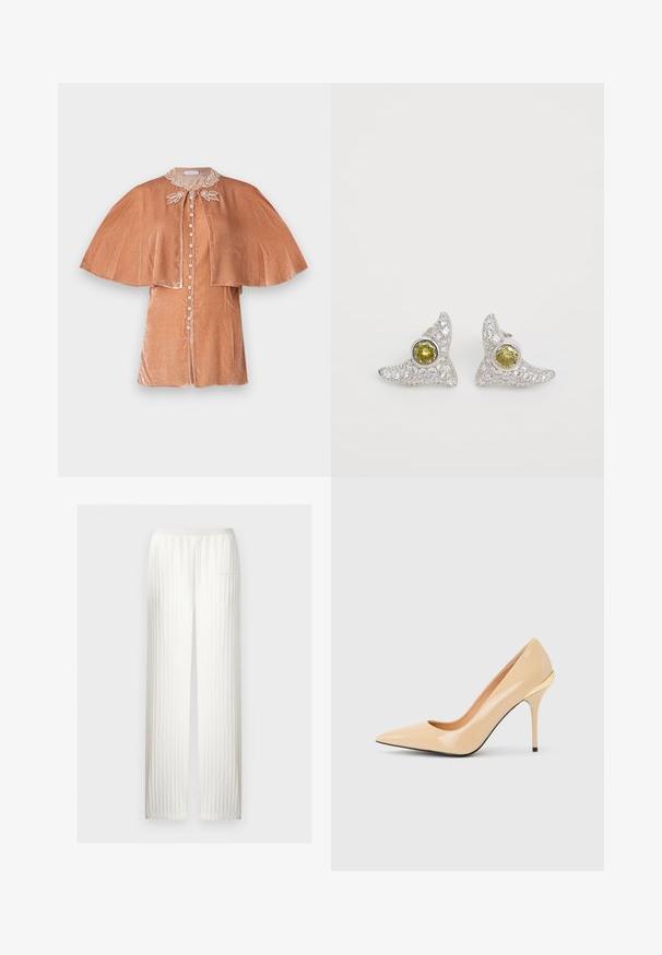 Rabanne Blusa - pink; Pantalones de punto color blanco roto con patrón de cable vertical, corte recto y cintura elástica.; Zapato de salón de charol beige con tacón alto, puntera puntiaguda y tacón de aguja delgado, con un pequeño detalle dorado en la parte trasera.; Pendientes de plata con un diseño texturizado y puntiagudo. Cada uno presenta una piedra amarilla redonda en el centro, rodeada de pequeños cristales transparentes.