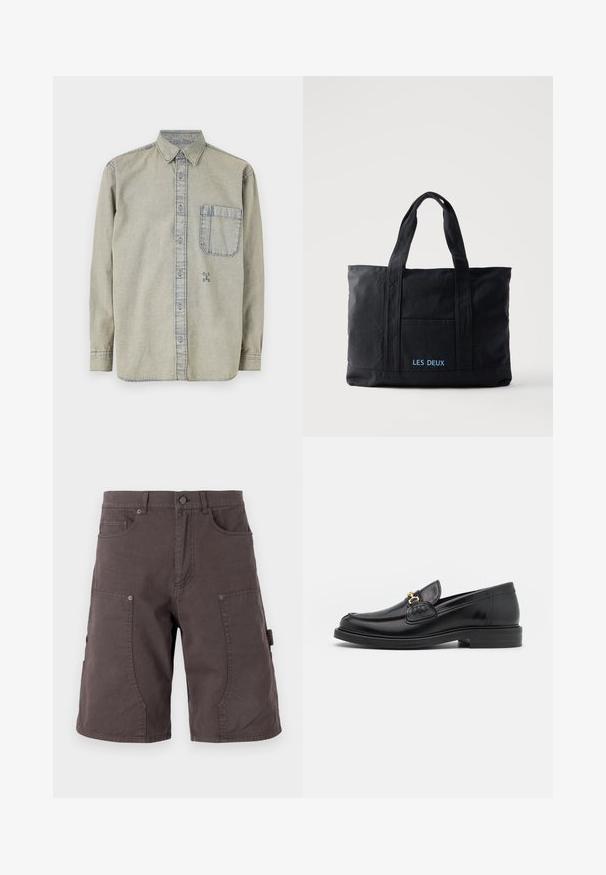 Hellgrau denim Hemd mit Button-Down-Kragen, langen Ärmeln, einer einzelnen Brusttasche und einem kleinen gestickten Logo auf der unteren linken Seite.; Dunkelgraue Cargo-Shorts aus Baumwolle mit Fronttaschen, seitlichen Cargotaschen, Knopfverschluss und sichtbarer Naht auf den Beinen.; Schwarze Lederleter mit einer abgerundeten Zehenpartie, ausgestattet mit goldenen Hardwareakzenten und Stichdetails, auf einer niedrigen, strukturierten Gummisohle.; Schwarze Canvas-Tragetasche mit zwei Henkeln, Fronttasche und „LES DEUX“ in Blau auf der Fronttasche bestickt.