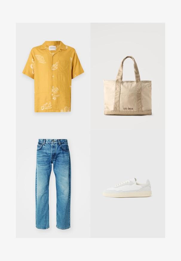 Korte mouwen overhemd van mosterdgele stof met witte voedselgerelateerde grafieken en een borstzak. Knopsluiting met een casual pasvorm.; Blauwe denim jeans met een ontspannen pasvorm, voorzien van vijf zakken, een knopenfly, subtiele vervaging en een licht afgeknipte zoom.; Witte sneaker met een bovenwerk van gestructureerd suède en leer. Voorzien van een afgeronde neus, vetersluiting en een contrasterende beige rubberen zool.; Beige canvas tas met twee handvatten en een voorvak, "LES DEUX" geborduurd op het vak.