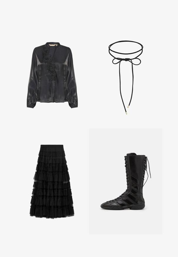 Culture CUFIOLA - Bluse - black; Sort lagdelt nederdel lavet af tyl med flere flæse-lag og elastik i taljen, med en gennemsigtig tekstur og knælængde design.; Sorte høje støvler lavet af skinnende syntetisk materiale, med et komplikere snøredesign og diagonale stribe-detaljer på siderne.; Sort choker halskæde lavet af tynd snor, med en sløjfe detalje og guldfarvede metalspidser i enderne. Enkel, justerbar design.