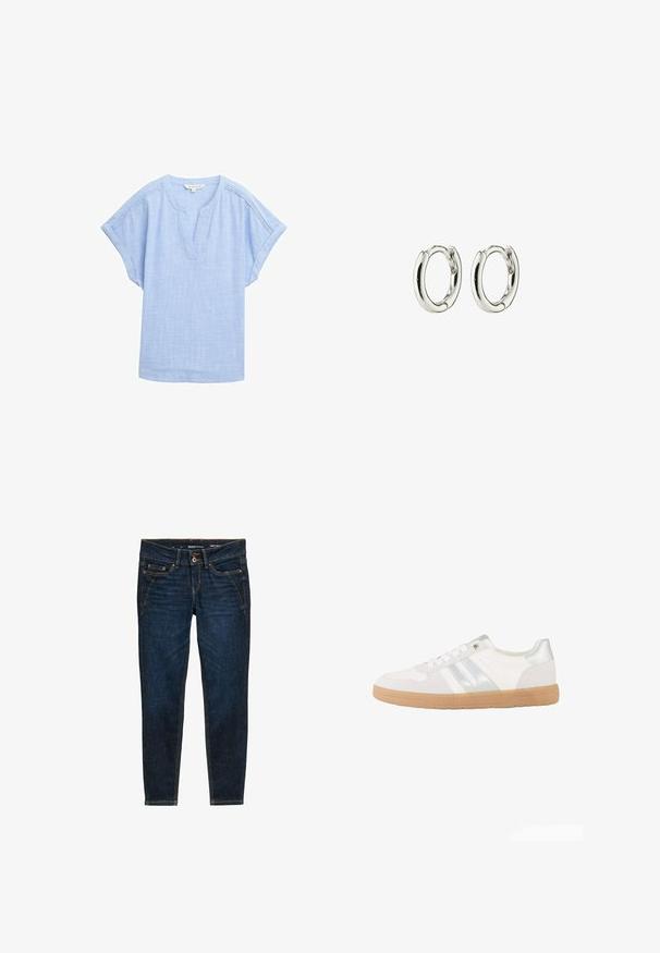 Lys blå kortærmet skjorte i et åndbart stof, med v-halsudskæring og en subtil tekstureret mønster over hele. ; Mørkeblå denim jeans med slim fit, der har orange syninger, fem lommer og en knaplukning i taljen.; Hvid lavtop sneaker med sølvstriber, hvide snørebånd og en lys brun gummisål, vist fra siden på en hvid baggrund.; Sølv hoops øreringe med en glat, shiny finish. Rundet form med en sikker lukning. Minimalistisk design med en subtil twist-detalje.