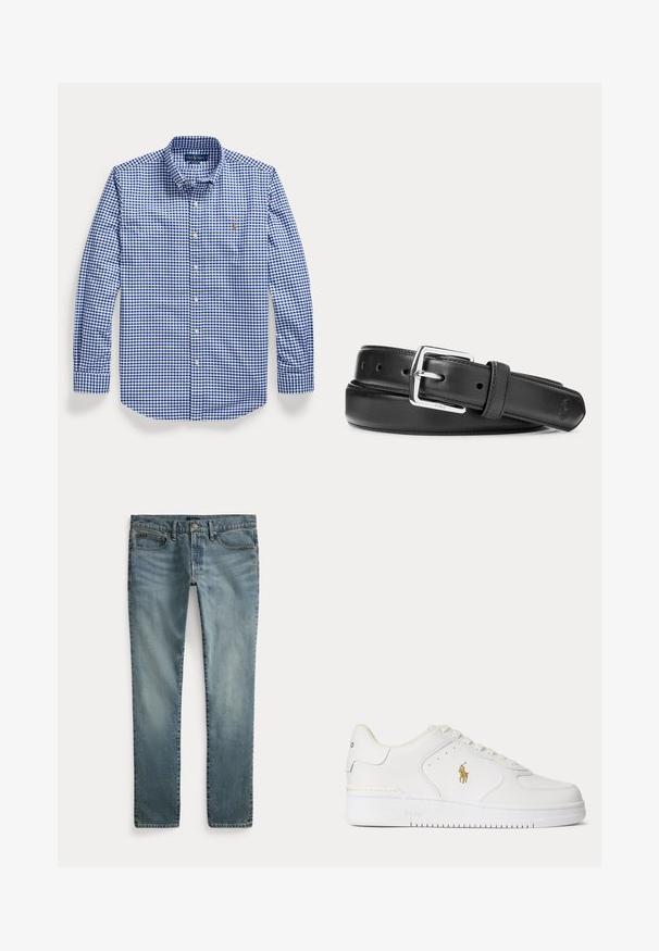 Blauw-wit geruit overhemd met lange mouwen, knopen, kraag en geborduurd logo op de linker borst.; Blauwe denim jeans met rechte pijpen, voorzakken, riemlussen en knoopsluiting.; Witte lage leren sneaker met witte veters en een gouden Polo Ralph Lauren-logo aan de zijkant en "Polo" in de zool gegraveerd.; Zwarte leren riem met zilverkleurige rechthoekige gesp, opgerold op een witte achtergrond, met een subtiel geperst logo aan de punt.