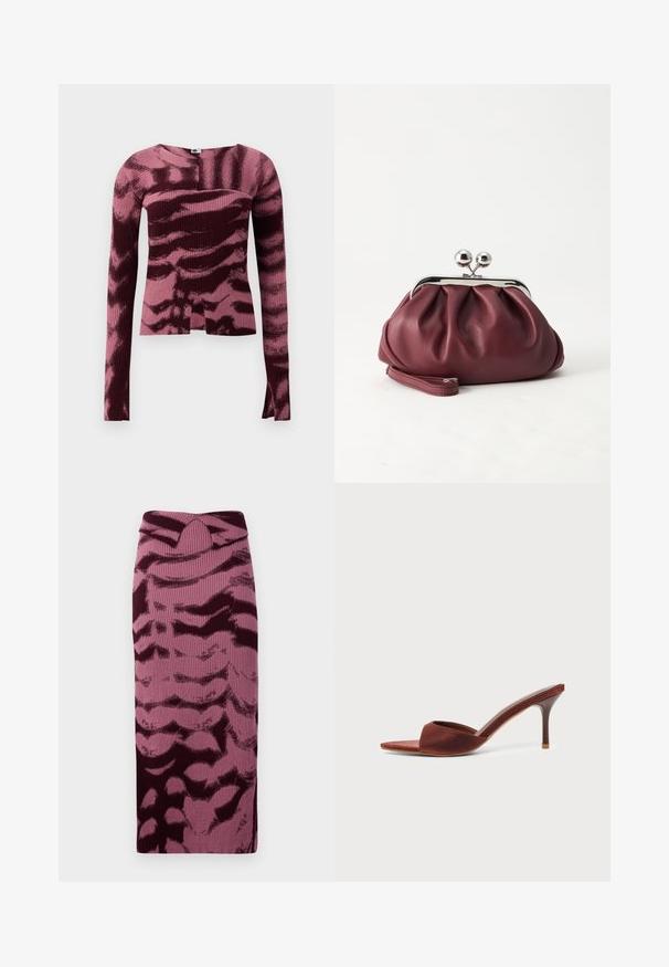 T-shirt à manches longues en maille côtelée dans un motif abstrait bourgogne et rose, avec un décolleté carré et une coupe ajustée.; Jupe crayon en tricot dans des nuances de rose et de bordeaux, présentant une texture côtelée et un motif abstrait. Taille haute avec un détail twist subtil.; Mule en daim marron à talon haut avec bout pointu et talon aiguille fin sur fond clair uni.; Petit sac pochette en cuir bordeaux avec fermoir métallique argenté et bracelet sur fond blanc.
