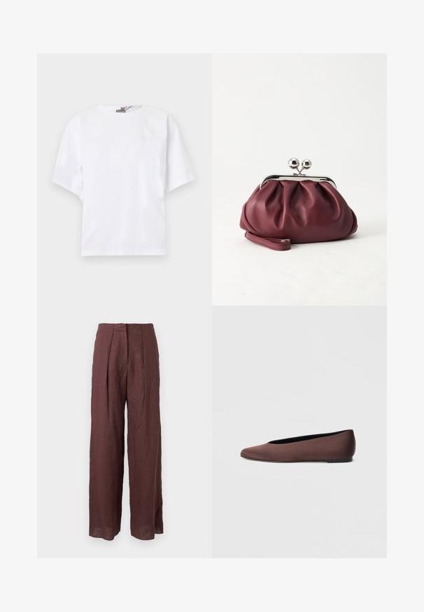 T-shirt blanc à manches courtes, col rond, coupe décontractée avec un détail discret froncé sur les côtés, présenté sur un fond clair.; Pantalon large taille haute marron foncé avec plis sur le devant et taille structurée, fabriqué en tissu léger.; Ballerines en tissu marron avec un bout pointu et une texture lisse, dotées d'un talon bas et d'une fine semelle noire. Aucune motif ni élément métallique visible.; Petit sac pochette en cuir bordeaux avec fermoir métallique argenté et bracelet sur fond blanc.