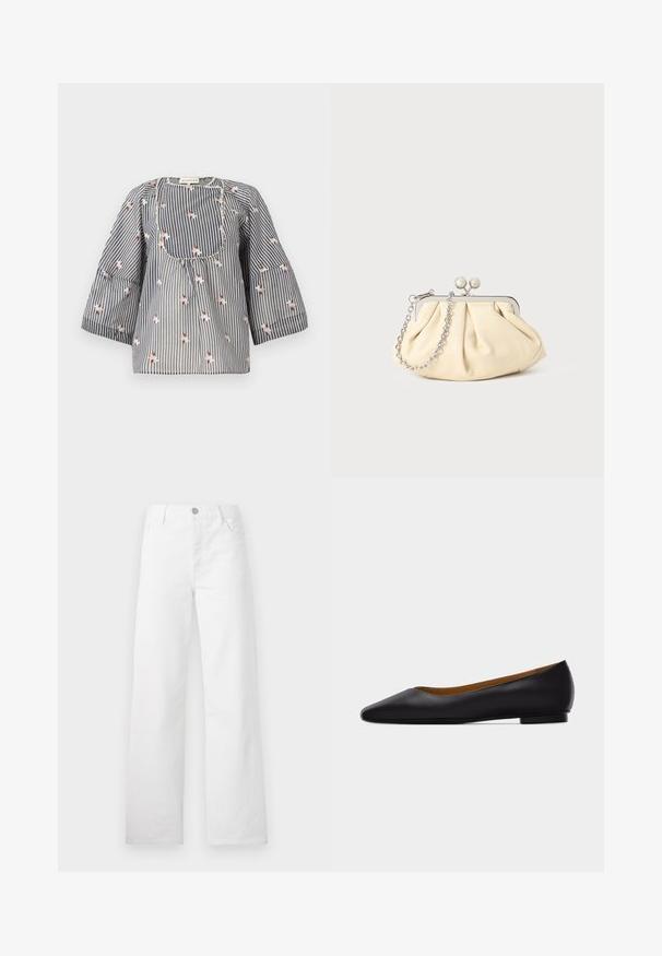 Gestreepte blouse in blauw en wit met bloemdecoraties, ronde hals, driekwart mouwen en een geplooide lijfje voor een ontspannen pasvorm.; Witte wijde jeans gemaakt van katoen denim. Beschikt over een knoop- en ritssluiting, klassieke voorzakken en een strakke, onopvallende uitstraling.; Zwarte leren puntschoen met lage hak en gladde afwerking, zijaanzicht op een lichtgrijze achtergrond.; Geplooide beige leren clutch met een zilveren metalen frame, voorzien van twee ronde decoratieve sluitingen en een zilveren kettingriem.